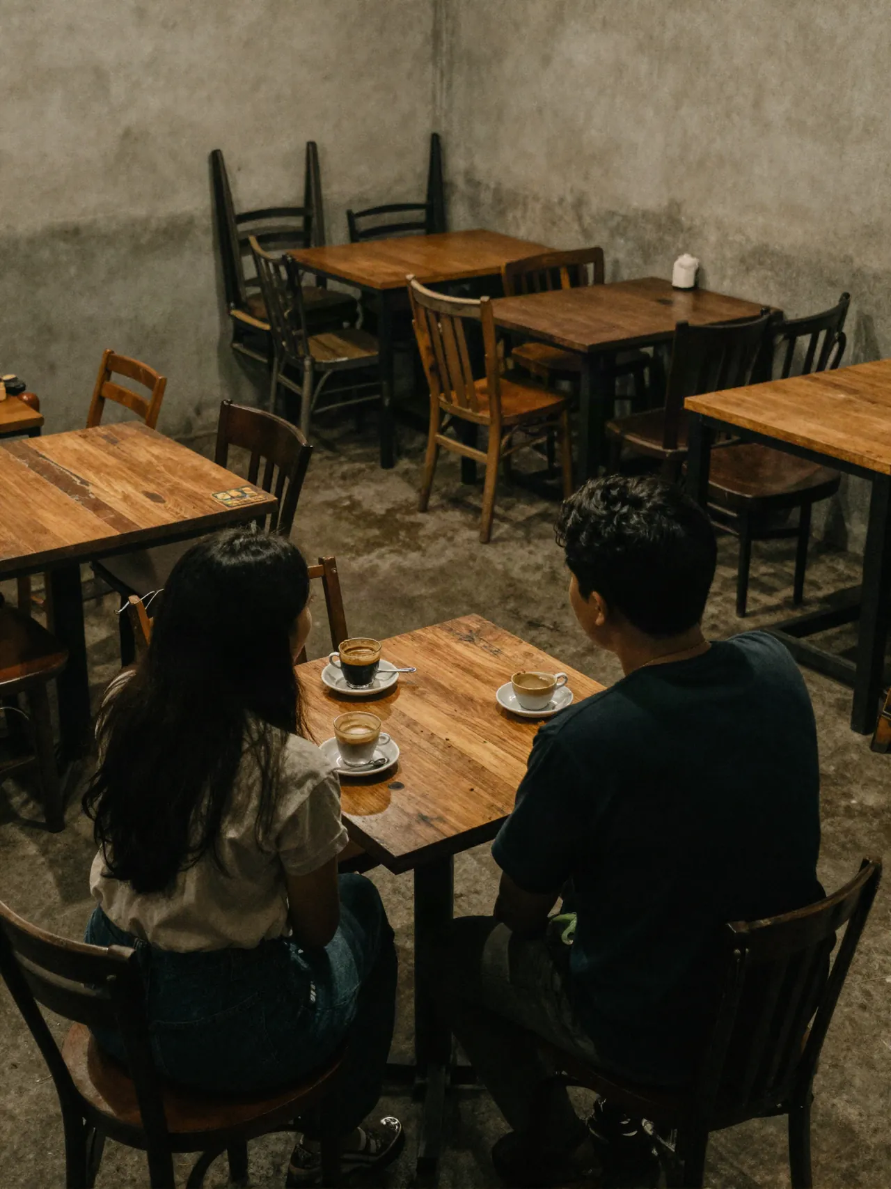 Meja pojok, jam tujuh malam, tidak ada yang berani ngomong duluan.
