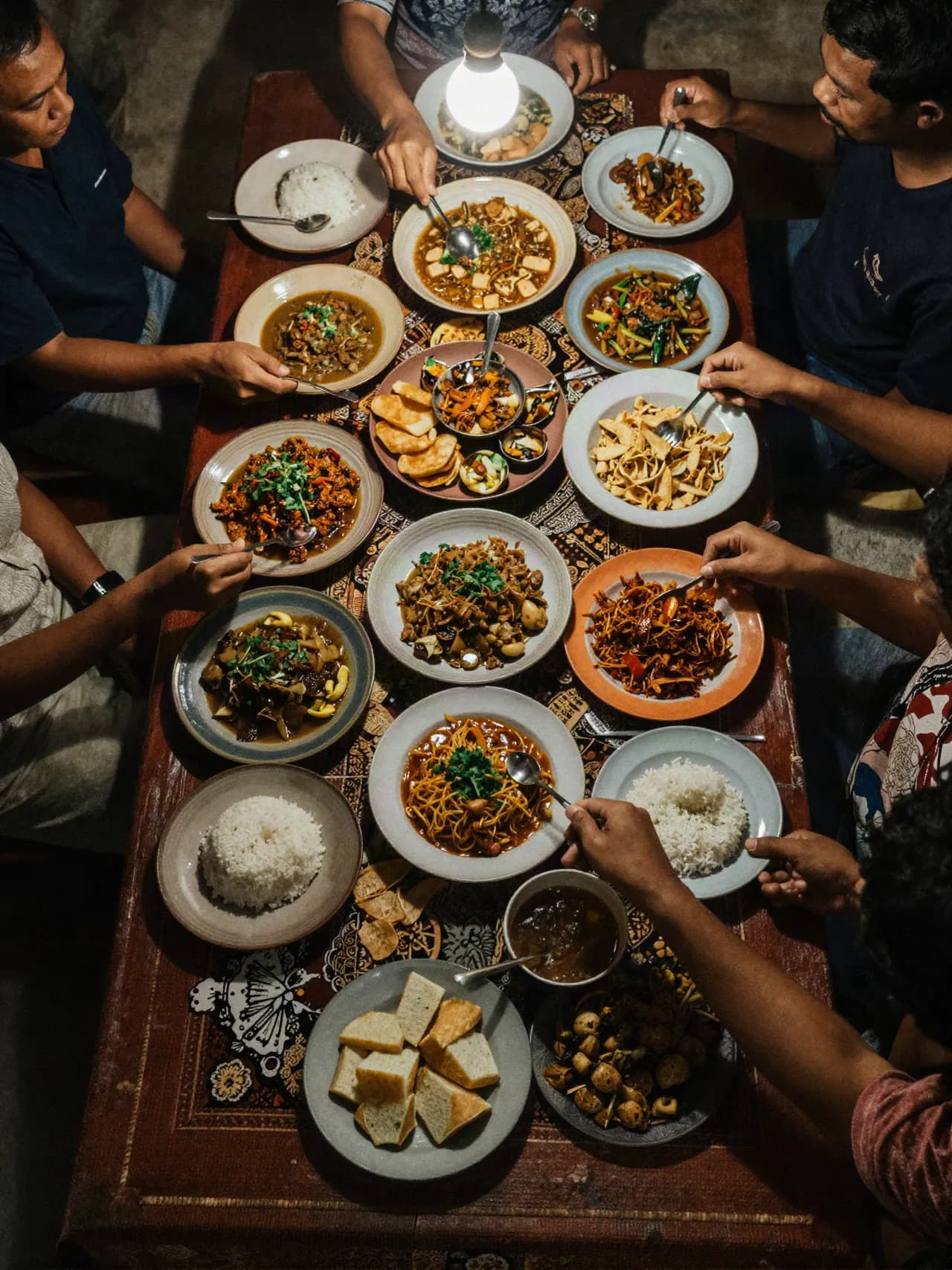 Kursinya kurang satu. Ibu masak kebanyakan, seperti biasa.
